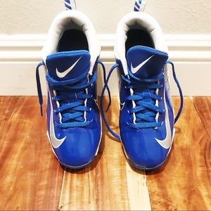 Kids Youth size 4 baseball cleats.